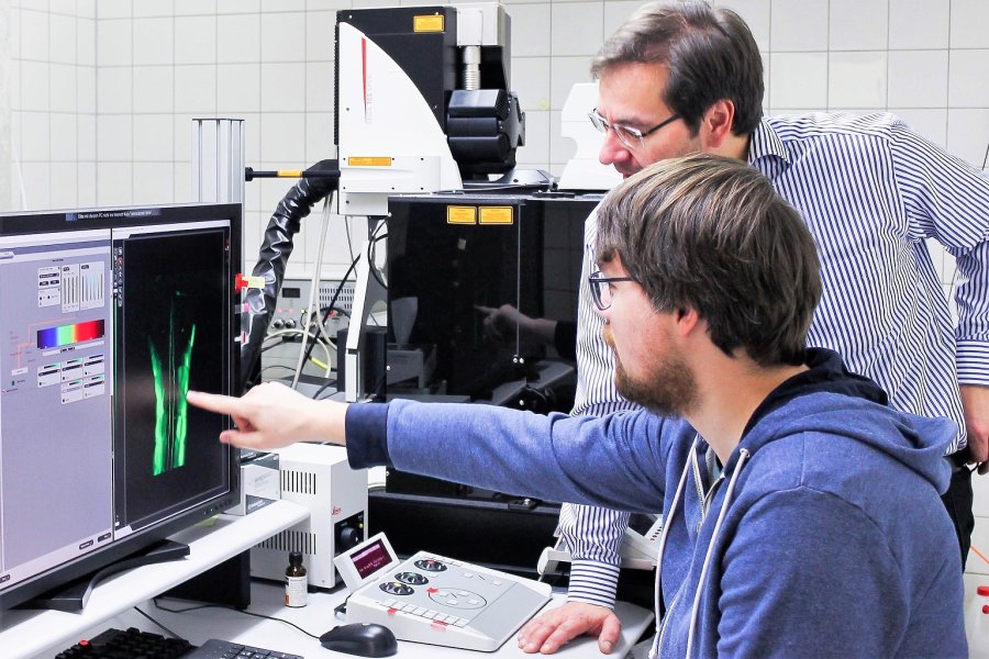 Prof. Schuster mit einem Mitarbeiter im Büro am Lehrstuhl für Tierphysiologie an der Uni Bayreuth.